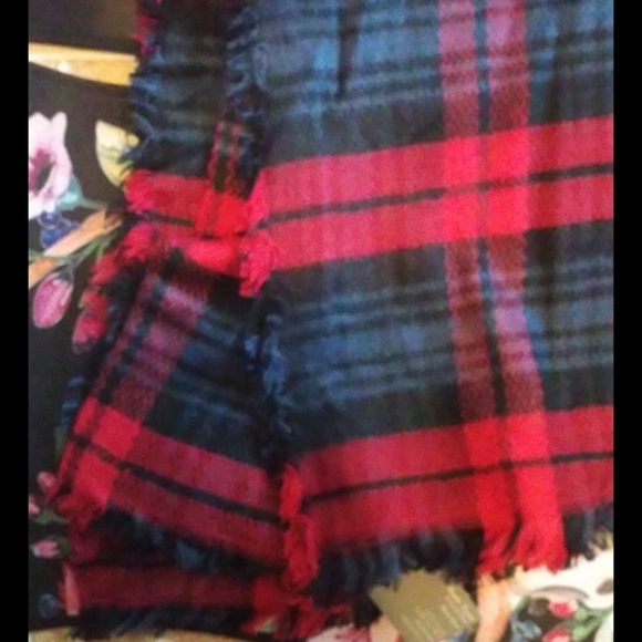 Large Plaid Scarf or wrap - Picture 2 of 3